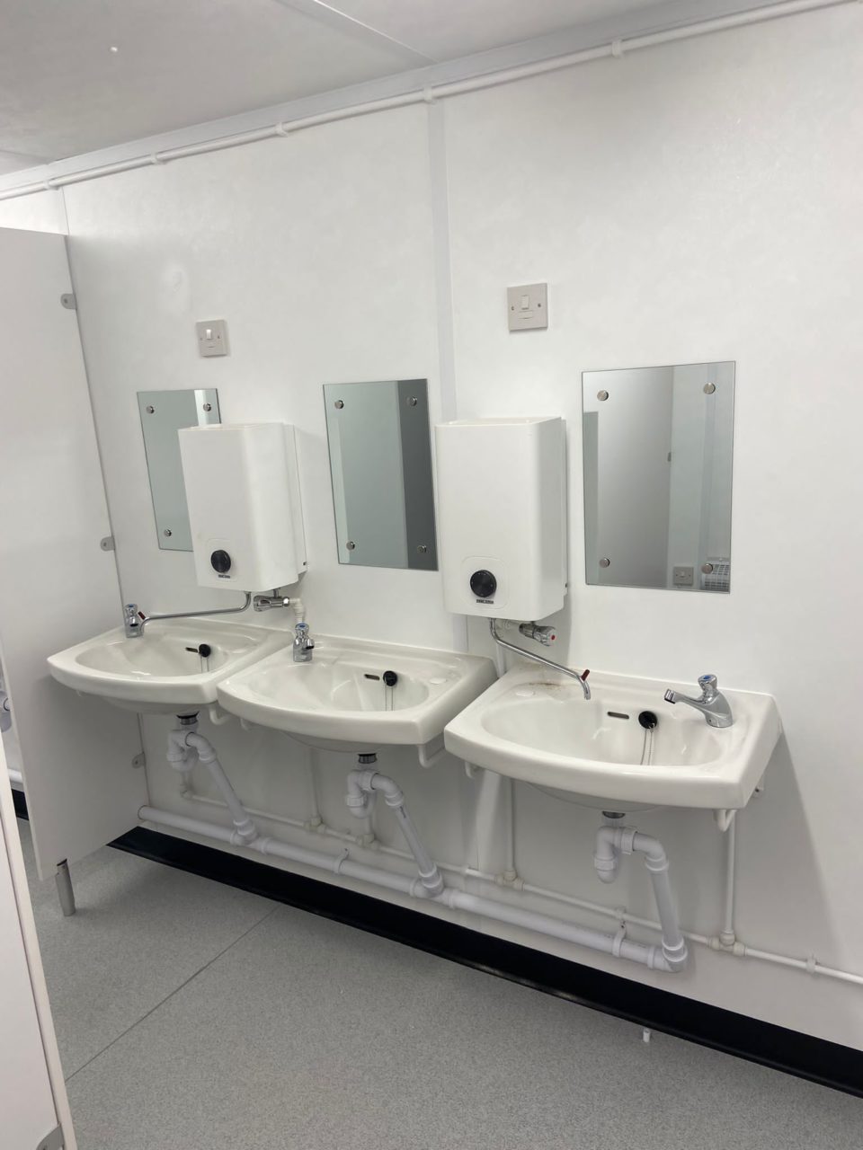 4+1 STEEL TOILET 20FT X 9FT 1 4+1 STEEL TOILET 20FT X 9FT